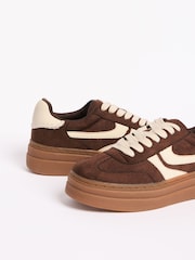 חום שוקולד - Friends Like These נעלי ספורט בסגנון קז'ואל עם שרוכים וסוליית פלטפורמה עבה - תמונה 4 מתוך 4