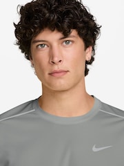 Gris Fog - T-shirt de running Nike Miler Dri-FIT UV - Image 3 de 4