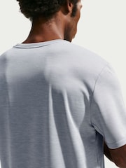霧灰色 - Nike Miler Dri-FIT UV 跑步 T 裇 - 圖片 5/5
