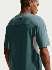 الأردواز المعدني - تيشِرت للجري Solar Chase بتقنية Dri-FIT المطوّرة تشكيلة ACG من Nike - Image 5 of 5