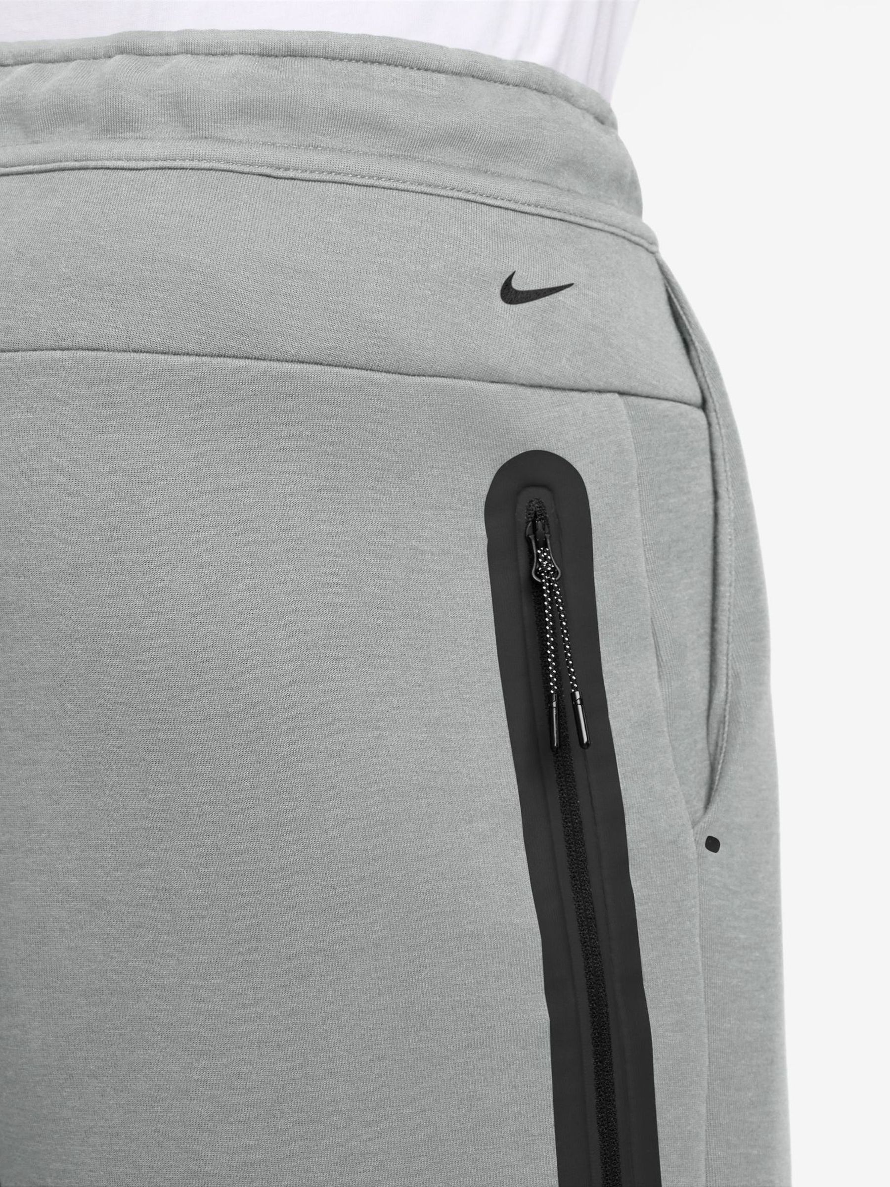 Next：日本 スモークグレー - Nike テック フリース ショートパンツ