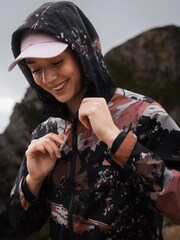 Sealskinz Beckett Womens Water Repellent Packable Windbreaker - Image 4 of 6