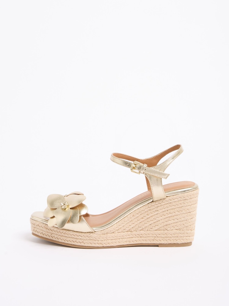 جلد صناعي ذهبي - أحذية بكعب عريض متوسط وتفصيل زهري Corsage 2 Part من Love & Roses - صورة 5 من 5