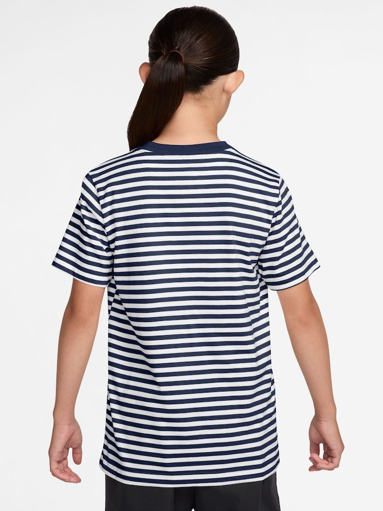 Nike Midnight Navy Sportswear T-Shirt - Image 2 of 2 Nike Midnight Navy Sportswear T-Shirt - Image 2 of 2