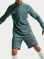Nike Green Shorts - Image 4 of 6
