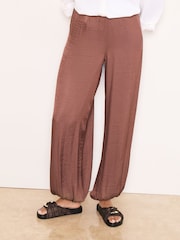 Schokoladenbraun - Lipsy Twist Detail Monogram Scarf Print Footbed Sandals - Bild 3 von 5