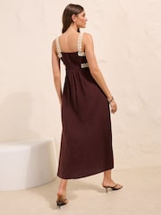 Lila - Friends Like These Midi-Sonnenkleid mit Trägern und Zierdetails - Bild 5 von 5