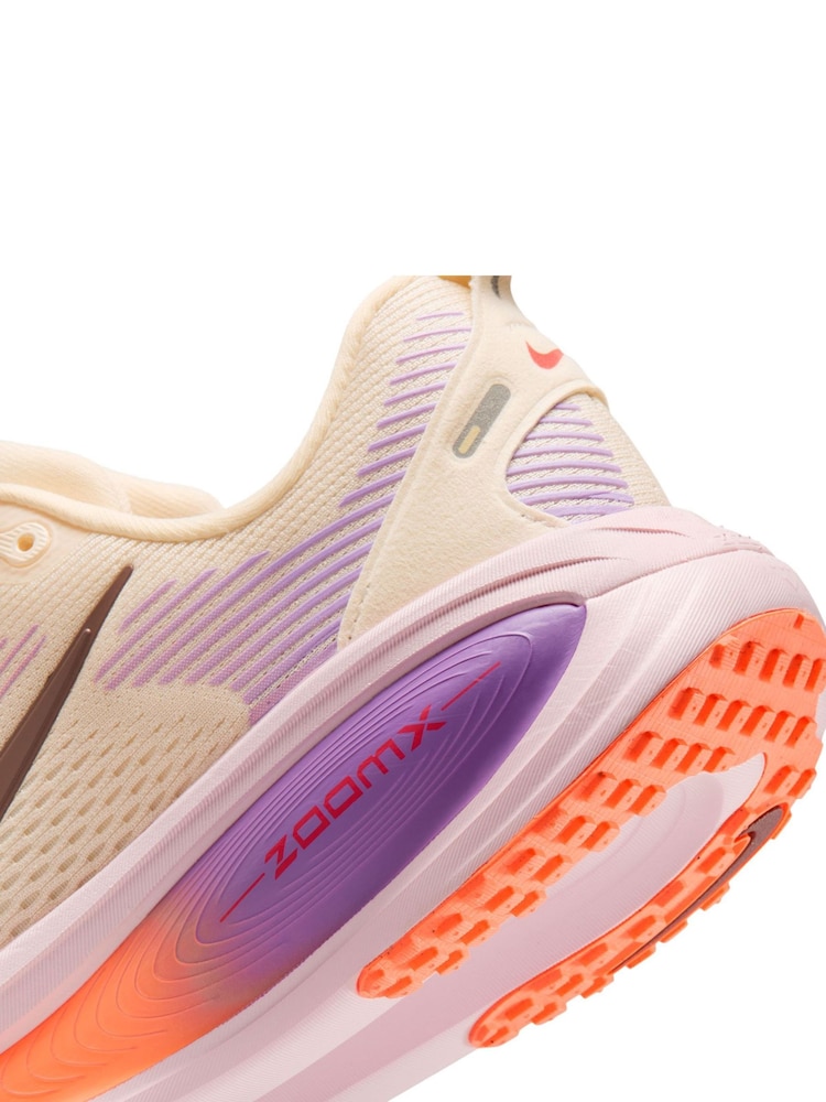 Crema - Zapatillas de deporte para correr en carretera Vomero 18 de Nike - Imagen 11 de 11