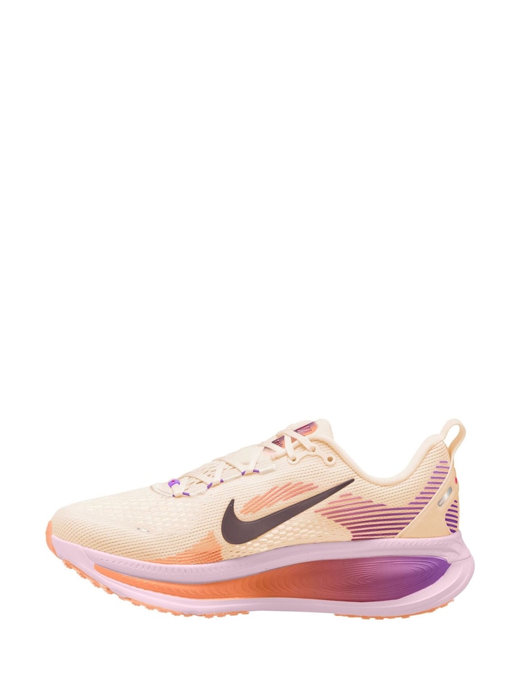 Crema - Zapatillas de deporte para correr en carretera Vomero 18 de Nike - Imagen 2 de 11