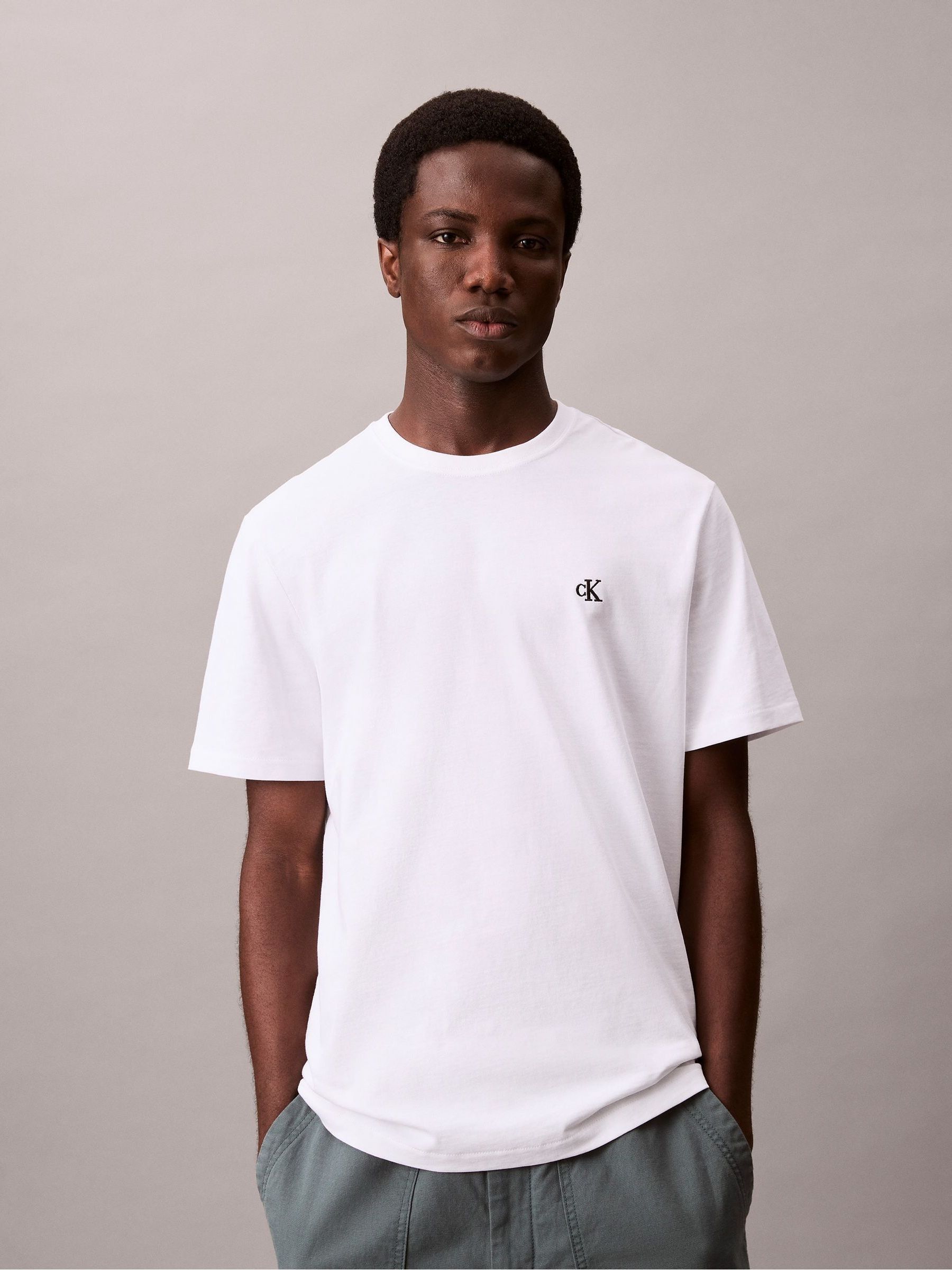 Next：日本 ホワイト - Calvin Klein 刺繍モノグラムロゴリラックスT