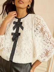 Elfenben - Love & Roses spetsblus med kort ärm och rosettdetalj - Bild 3 av 3