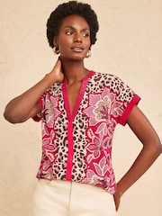 Burgundy Animal and Floral - Love & Roses ノッチネック ジャージー Tシャツ - 画像 4 / 4