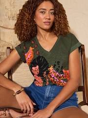 Love & Roses חולצת טי ג׳רזי עם צווארון וי - תמונה 1 מתוך 4