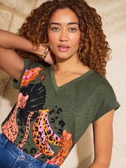 Love & Roses חולצת טי ג׳רזי עם צווארון וי - תמונה 2 מתוך 4