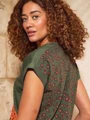 Love & Roses חולצת טי ג׳רזי עם צווארון וי - תמונה 4 מתוך 4