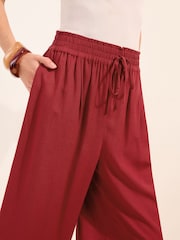 أحمر - Friends Like These Cropped Linen Trousers - Image 3 of 5