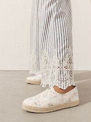 לבן/כחול - ®Forever Comfort נעלי אספדריל עם שרוכים - תמונה 2 מתוך 9