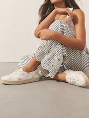 לבן/כחול - ®Forever Comfort נעלי אספדריל עם שרוכים - תמונה 5 מתוך 9