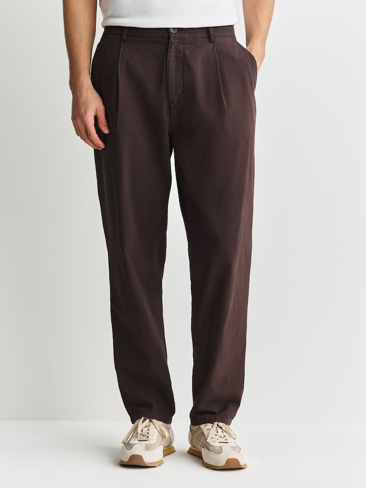 Marron - 100% Cotton Summerweight Pleated Mini Textured Trousers - Image 1 de 9