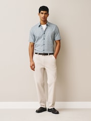 שנהב - מכנסיים עם סטרץ' מבד רך למגע עם חגורה - תמונה 3 מתוך 5