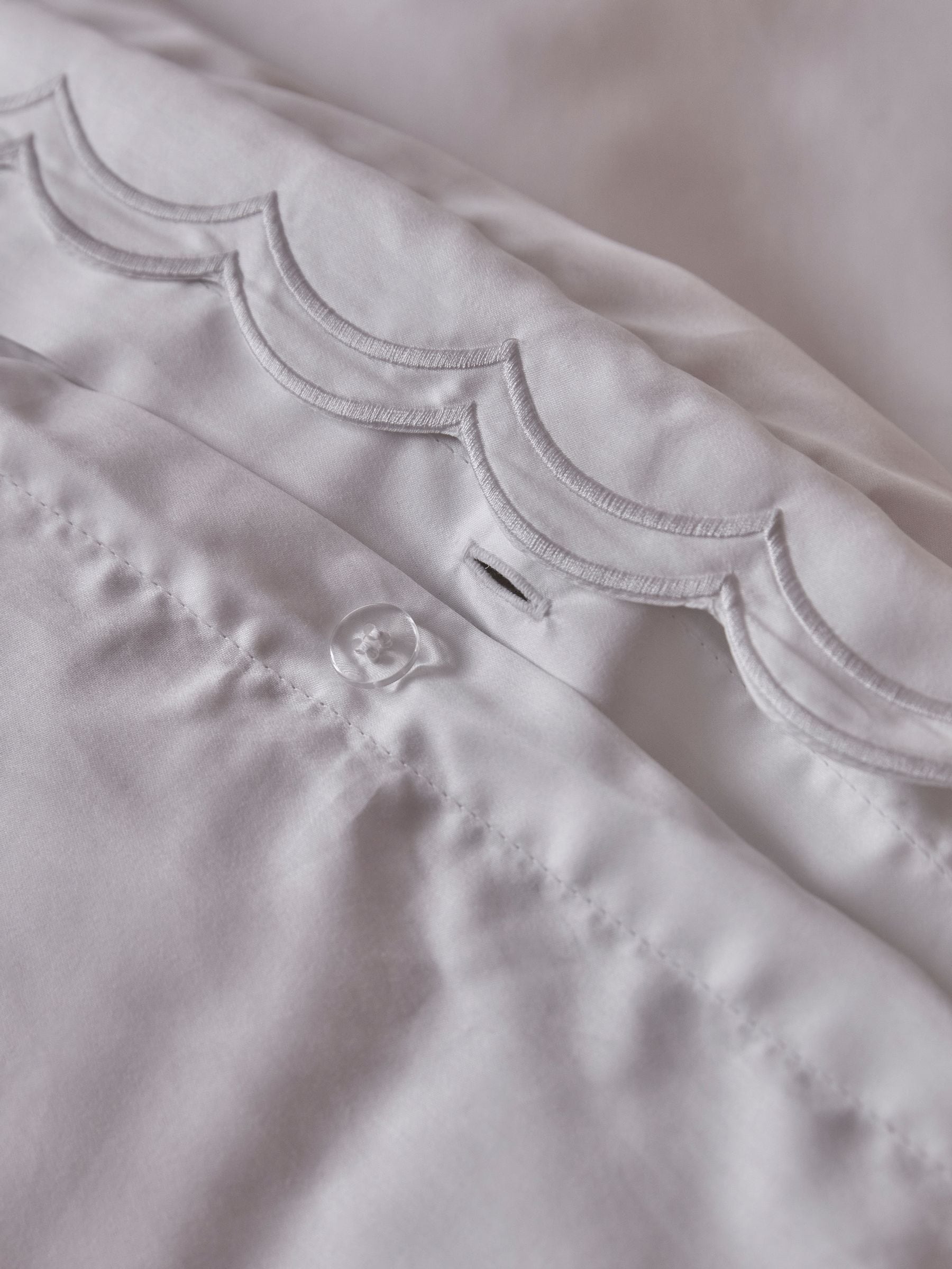 Christy Unisex White Scallop Edge Cotton Sateen Duvet Sets In | Size: Super King - Image 2
