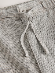 رمادي فاتح - Signature Heritage Linen Blend Dogtooth Trousers - صورة 8 من 10