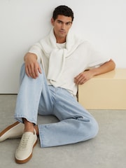 أزرق فاتح - Reiss Rubin Monogram Relaxed-Fit Jeans - صورة 5 من 7