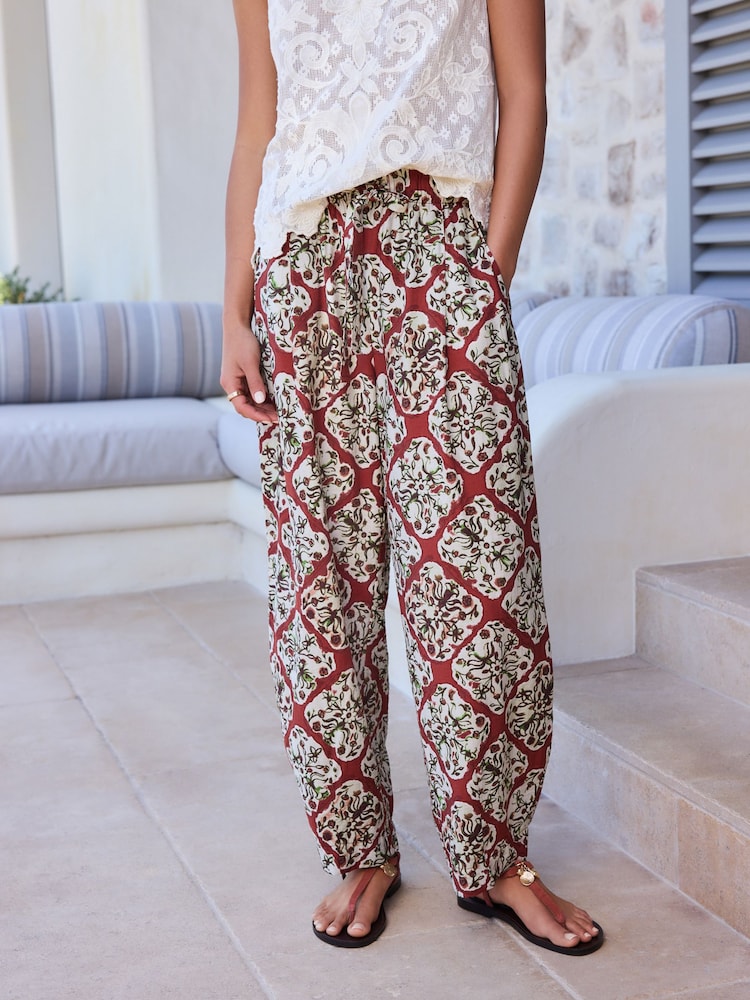 צבע אדום/ירוק עם הדפס אריחים - מכנסיים בגזרת חבית בשילוב פשתן - תמונה 2 מתוך 5