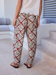 צבע אדום/ירוק עם הדפס אריחים - מכנסיים בגזרת חבית בשילוב פשתן - תמונה 3 מתוך 5