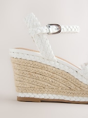 أبيض - حذاء بكعب عريض بتصميم متقاطع ضفيرة بتقنية Forever Comfort® - Image 11 of 11