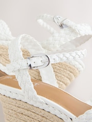 أبيض - حذاء بكعب عريض بتصميم متقاطع ضفيرة بتقنية Forever Comfort® - Image 9 of 11