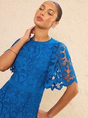 أزرق كوبالت - فستان دانتيل متوسط الطول بكُم أنجلي من Love & Roses - صورة 2 من 4