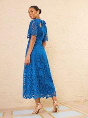 أزرق كوبالت - فستان دانتيل متوسط الطول بكُم أنجلي من Love & Roses - صورة 4 من 4