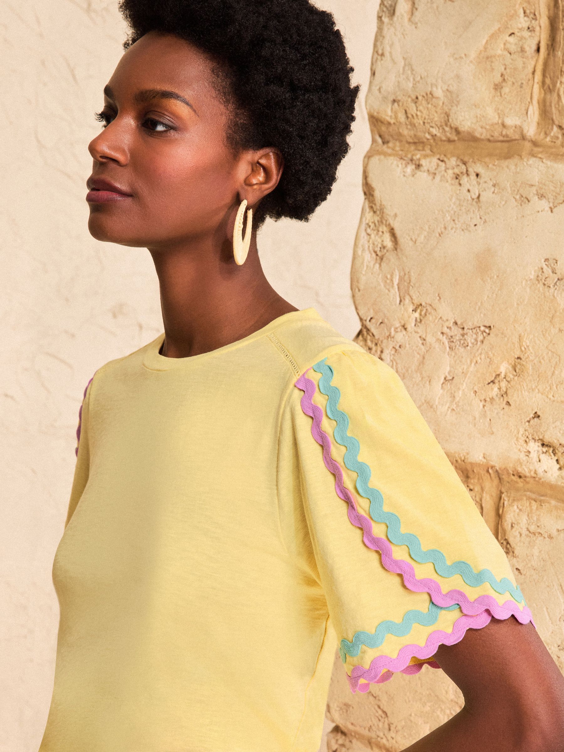 Comprar Amarelo - Camiseta Love & Roses com gola redonda, mangas