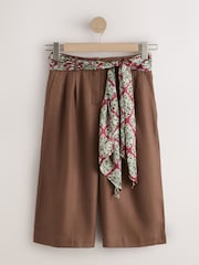 Schokoladenbraun - Jeansshorts mit Schal-Gürtel - Bild 1 von 4