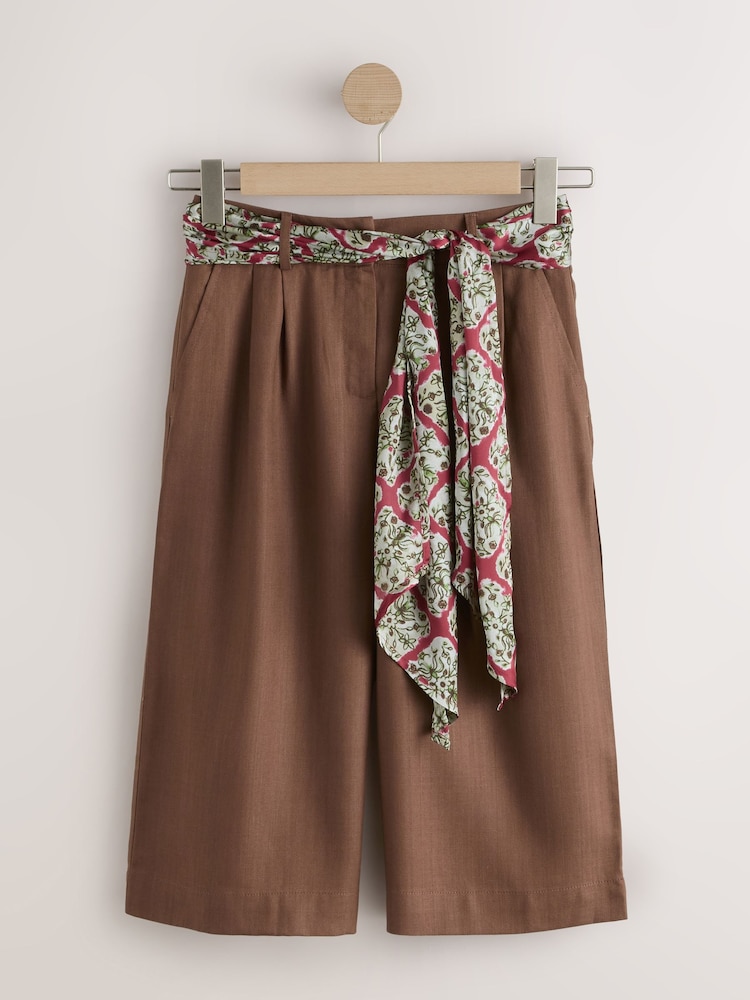 Schokoladenbraun - Jeansshorts mit Schal-Gürtel - Bild 1 von 4