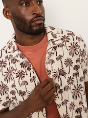 Camisa con estampado de palmeras de FatFace - Imagen 5 de 6