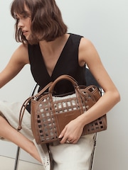 חום בהיר - תיק לנשיאה ביד עם עיטור חיתוך - תמונה 1 מתוך 9