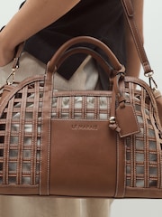 חום בהיר - תיק לנשיאה ביד עם עיטור חיתוך - תמונה 4 מתוך 9