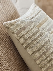 وسادة مخملية بقصّات مخططة بملمس بارز - Image 3 of 5