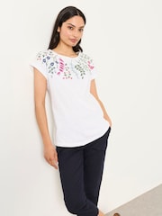 Elfenbein - FatFace Floral Embroidered T-Shirt - Bild 1 von 6