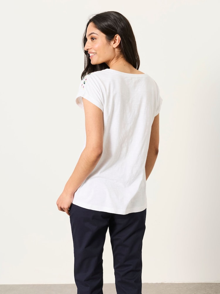 Elfenbein - FatFace Floral Embroidered T-Shirt - Bild 2 von 6