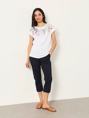 Elfenbein - FatFace Floral Embroidered T-Shirt - Bild 3 von 6