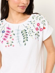 Elfenbein - FatFace Floral Embroidered T-Shirt - Bild 4 von 6