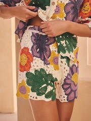 ផ្កាចម្រុះពណ៌ភ្លឺ  - Crochet Co-Ord Cotton Rich Shorts - រូបភាព 4 នៃ 7