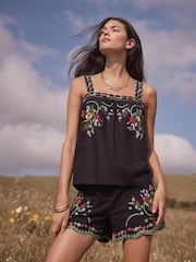 تصميم بحمَّالات مزيّن بتطريز من Love & Roses - Image 3 of 4