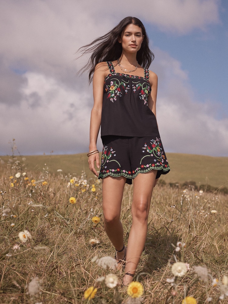 تصميم بحمَّالات مزيّن بتطريز من Love & Roses - صورة 4 من 4