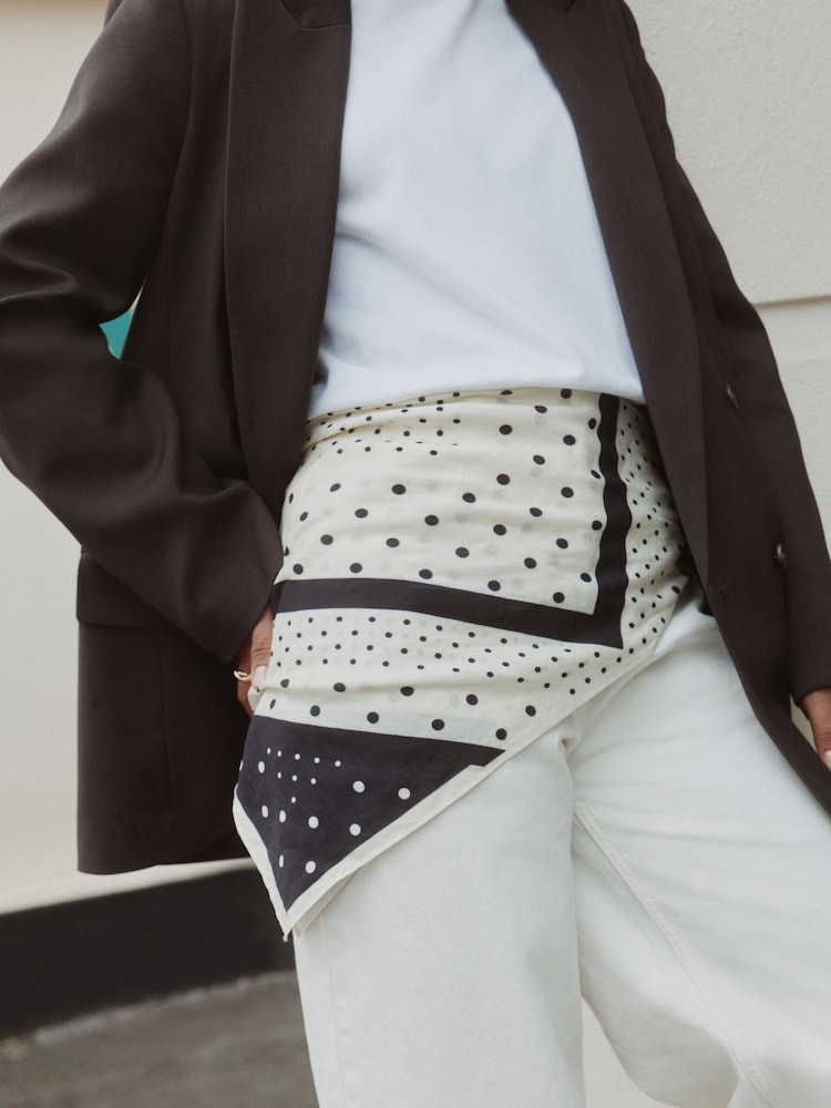 نقشة نقاط بالأبيض والأسود - وشاح ستان مربع الشكل - صورة 4 من 4 نقشة نقاط بالأبيض والأسود - وشاح ستان مربع الشكل - صورة 4 من 4