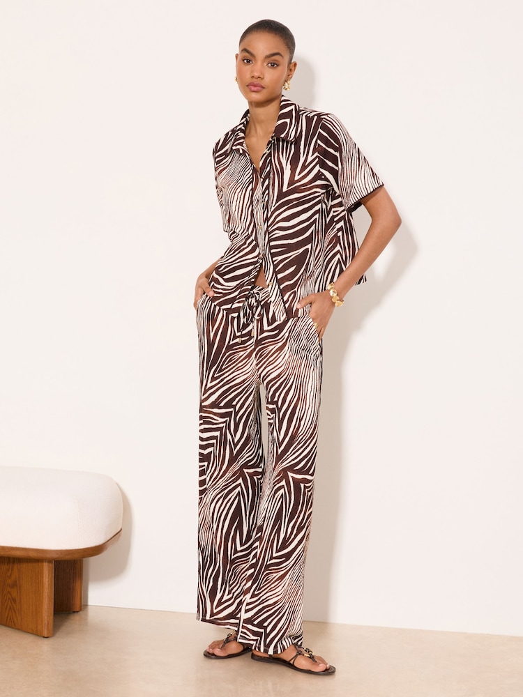 Lipsy Chocolate Brown Zebra Crinkle Short Sleeve Shirt - Image 4 of 4