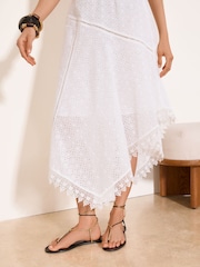Lipsy Broderie Detail Strappy V Neck Hanky Hem Midi Dress - صورة 3 من 5